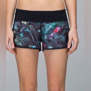 Lululemon Run Speed Shorts Size 8 in Curious Jungle Multi/Black print